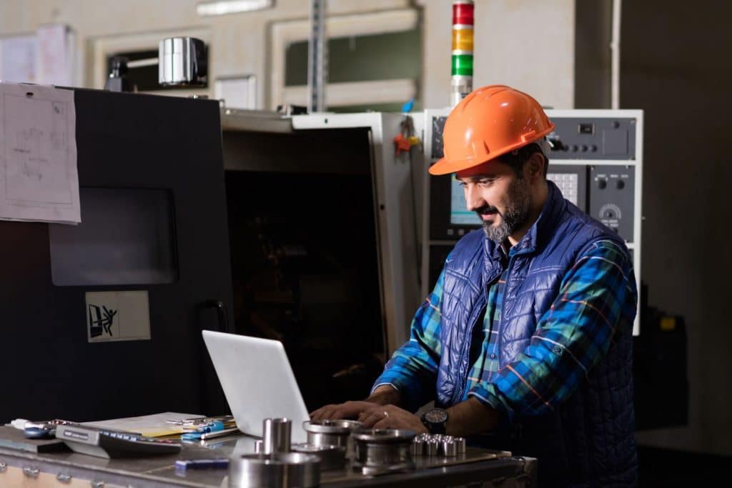 homme usine ordinateur